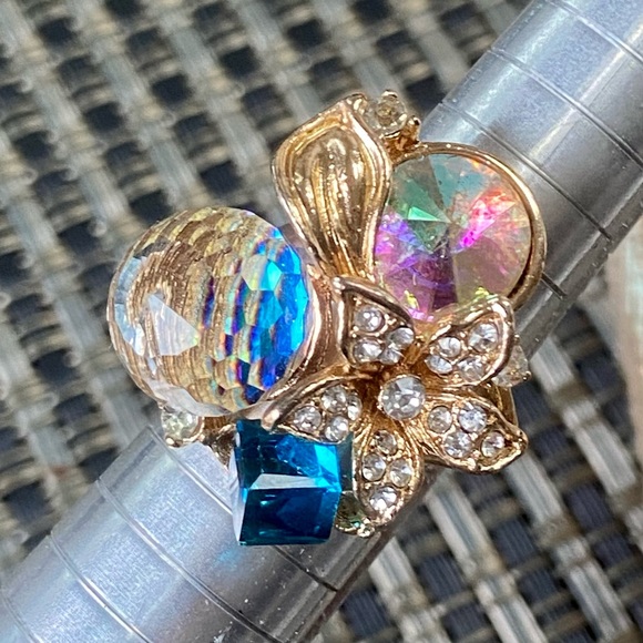 Beautiful Vintage Cluster Flower Ring with Blue and Clear Crystals (size 6.5) - Picture 10 of 13